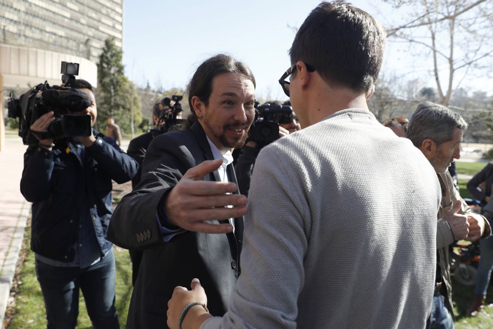 El líder de Podemos, Pablo Iglesias, saluda a Íñigo Errejón.