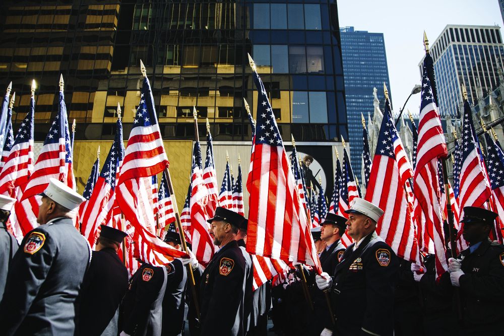 Los miembros del Departamento de Bomberos de Nueva York participan en el desfile por el Día de San Patricio en Nueva York.