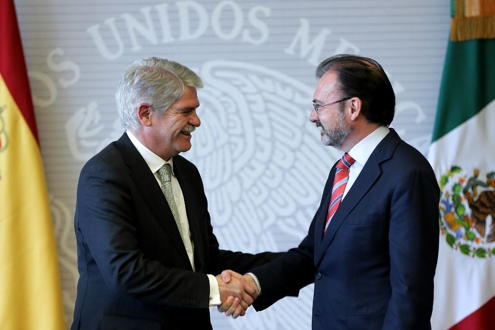 El ministro mexicano de Relaciones Exteriores Luis Videgaray (d) posa con su homólogo español Alfonso Dastis.