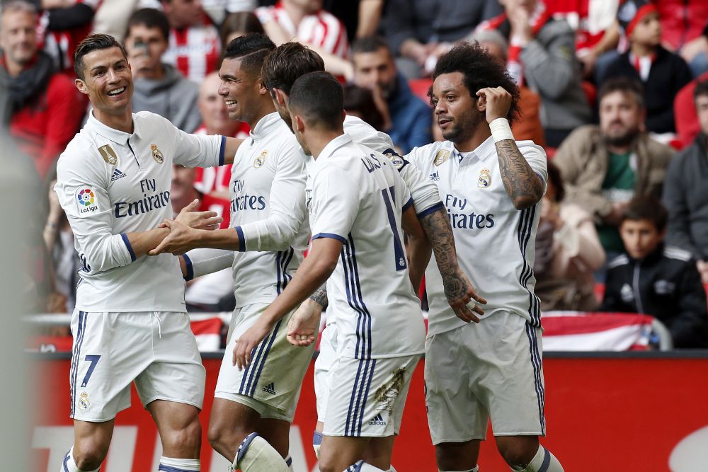 Los jugadores del Real Madrid celebran el gol de su compañero Casemiro (2i) ante el Athletic de Bilbao, el segundo del conjunto blanco, durante el partido correspondiente a la vigésimo octava jornada de LaLiga Santander disputado en el estadio de San Mamés.