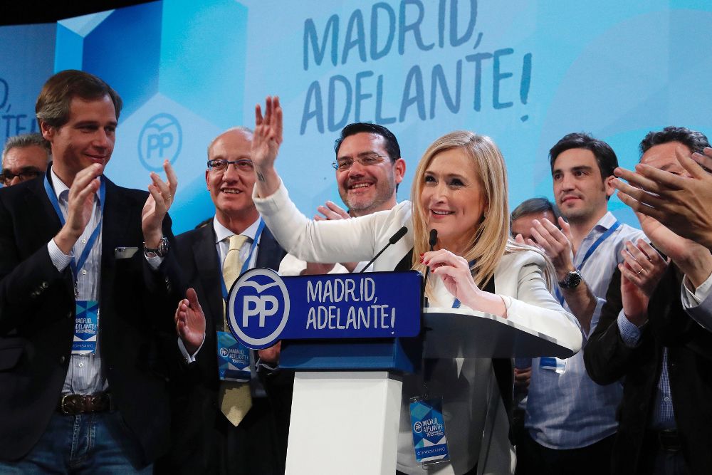 La presidenta de la comunidad madrileña Cristina Cifuentes (c) tras ser elegida nueva presidenta del Partido Popular en Madrid en el XVI Congreso del PP regional.