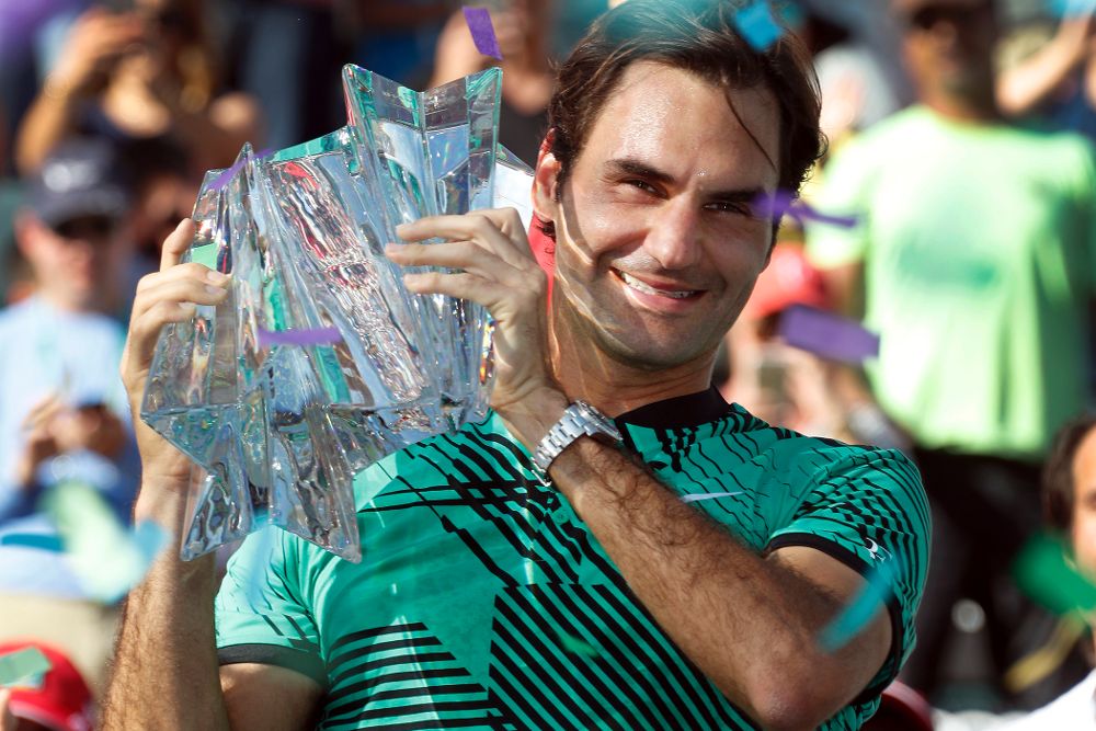 Roger Federer sostiene el trofeo conquistado en la final contra su compatriota Wawrinka.