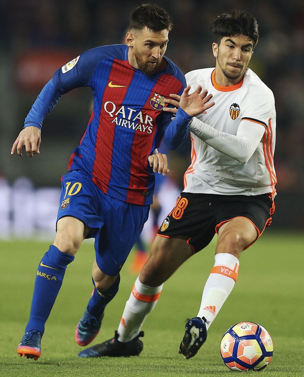 Messi conduce el balón ante Barragán.
