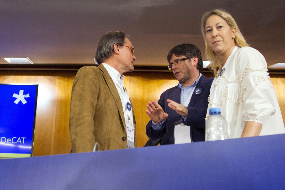 El expresidente de la Generalitat Artur Mas (i), con el presidente actual, Carles Puigdemont, y la consellera de la Presidencia, Neus Munté.