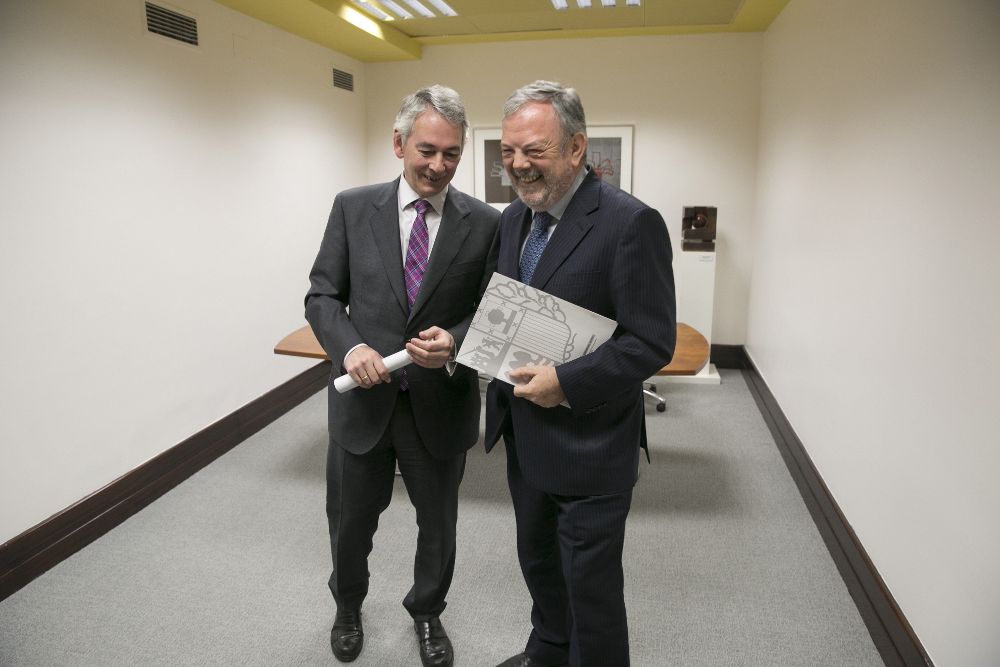 El consejero de Hacienda y Economía, Pedro Azpiazu (d), y el responsable económico del PP, Antón Damborenea, tras firmar el acuerdo.