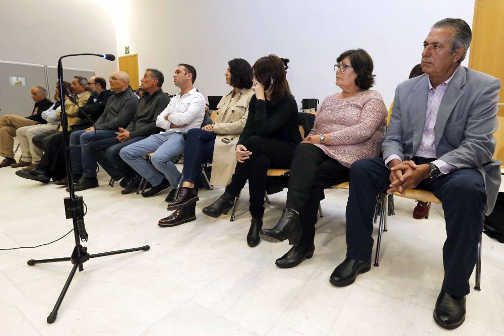 El exalcalde del municipio de Yaiza (Lanzarote), José Francisco Reyes (d), su esposa (2d), y sus dos hijas (3d y 4d), durante el juicio 