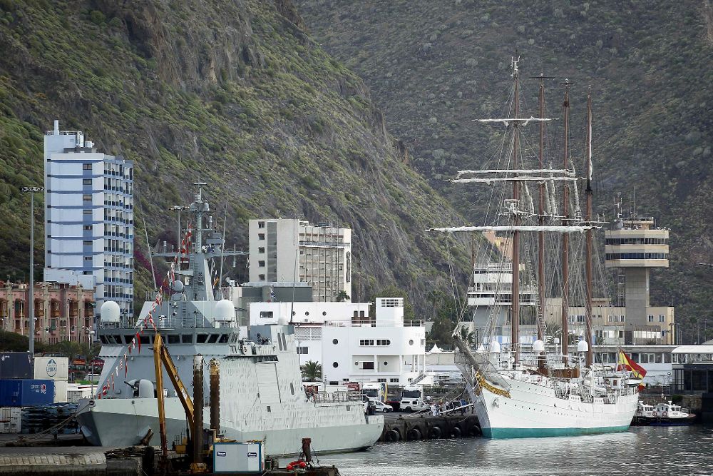 El buque escuela "Juan Sebastián de Elcano", bajo el mando del capitán de navío Victoriano Gilabert, en la capital tinerfeña en su 89 crucero de instrucción.