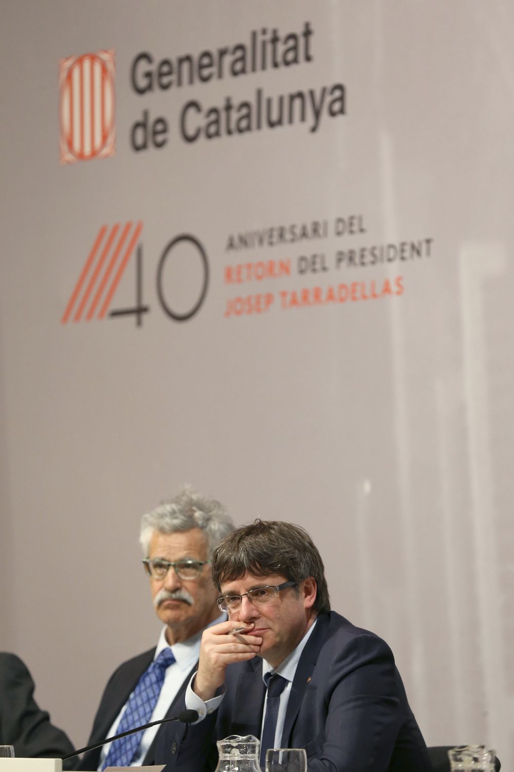 Carles Puigdemont (d) con Josep Tarradellas Macià.