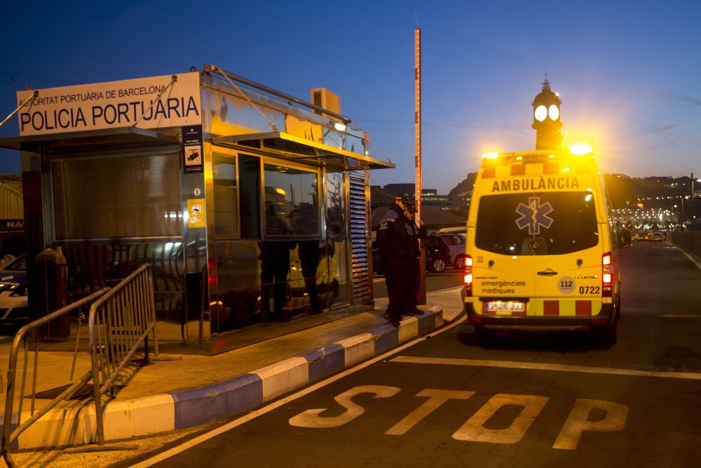 Una ambulancia en el muelle pesquero de Barcelona después que dos marineros hayan desaparecido y otros dos han sido rescatados con vida.