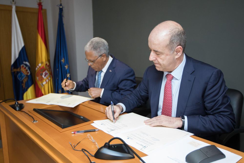 Pedro Ortega (d) y José da Silva Gonçalves firmaronj ayer el acuerdo.
