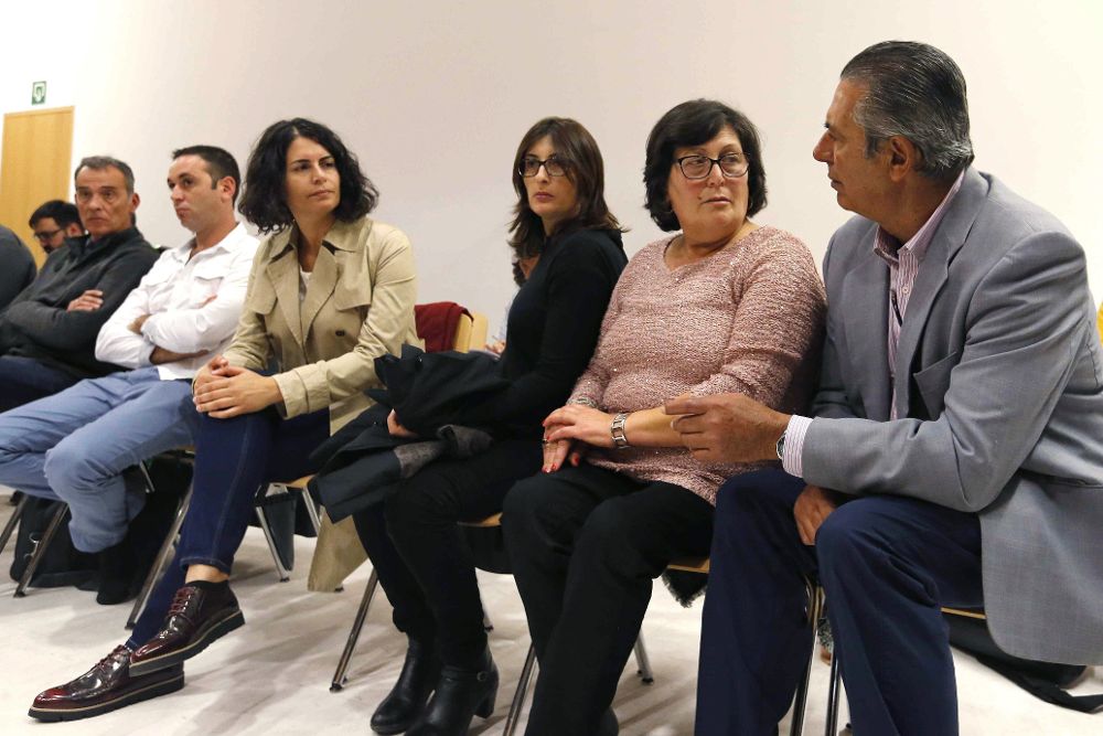 El exalcalde del municipio de Yaiza (Lanzarote), José Francisco Reyes (d), su esposa (2d), y sus dos hijas (3d y 4d), durante el juicio.