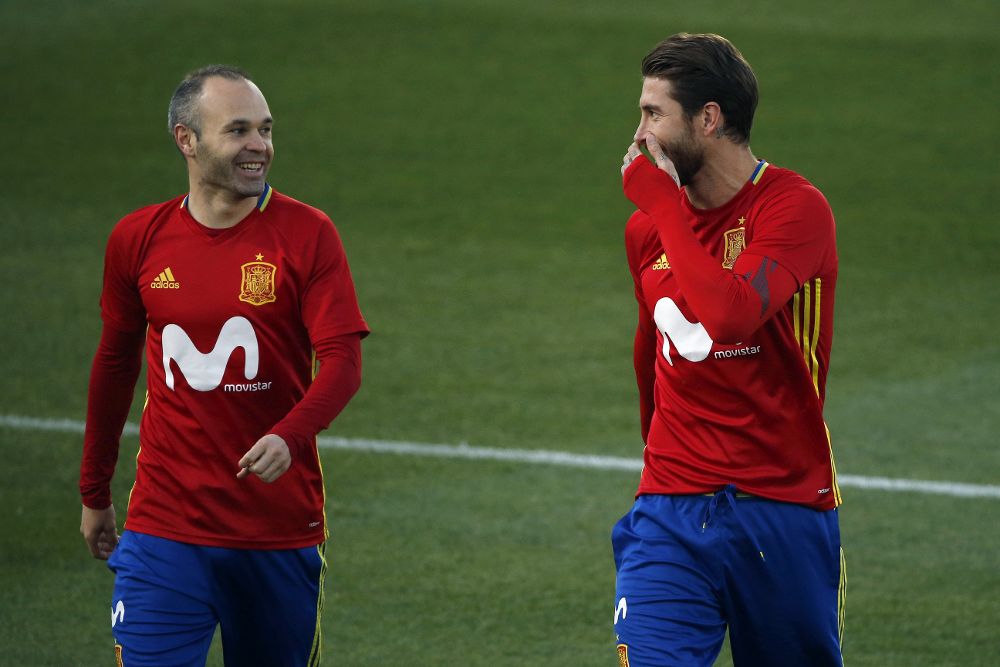 Los jugadores de la selección española de fútbol Andrés Iniesta (i) y Sergio Ramos (d).