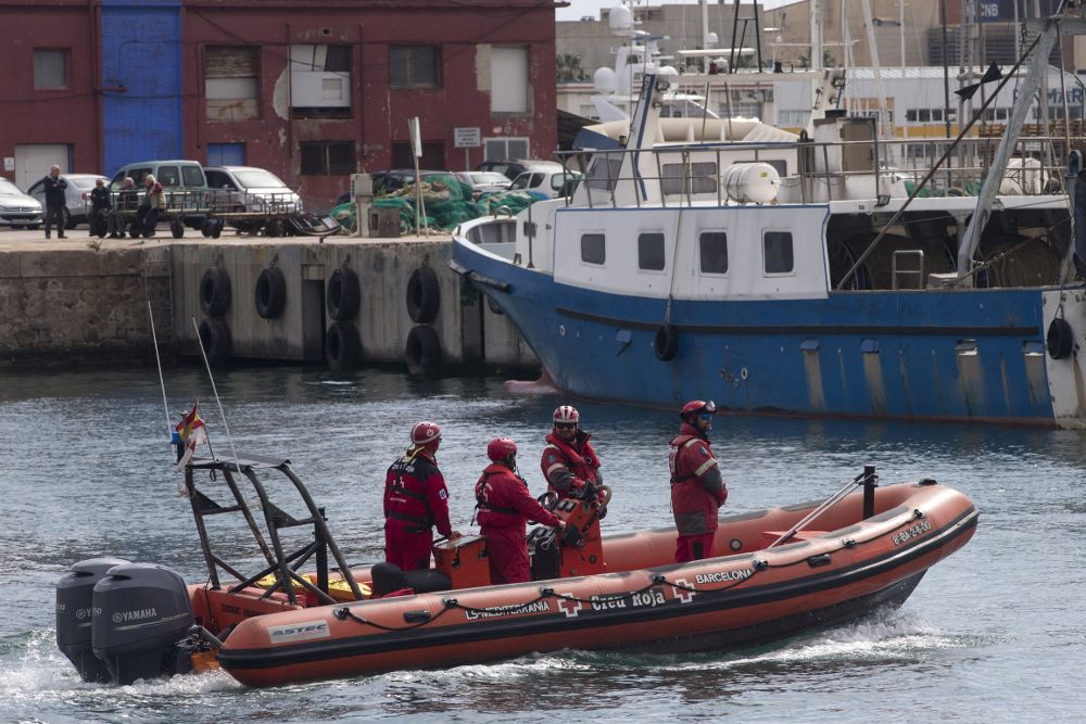 Miembros de la Cruz Roja salen del Puerto de Barcelona.