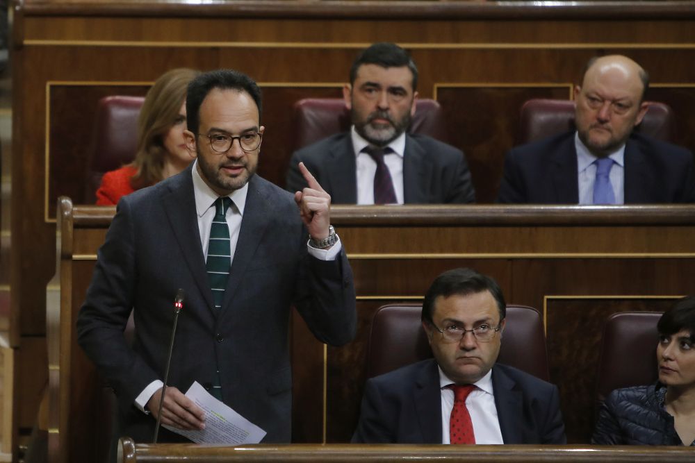 El portavoz del PSOE en el Congreso, Antonio Hernando, durante su intervención en la sesión de control.