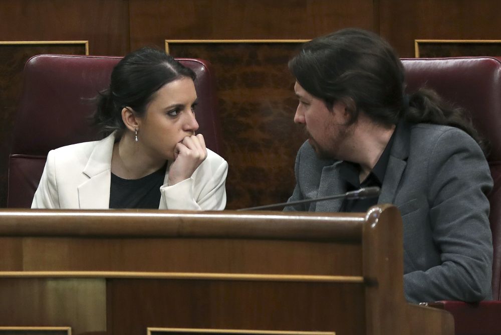 El líder de Podemos, Pablo Iglesias, y la portavoz parlamentaria, Irene Montero, durante la sesión de control al Gobierno.