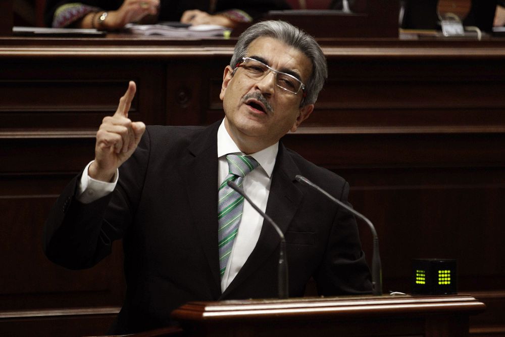 El portavoz de Nueva Canarias, Román Rodríguez, durante su intervención hoy en el Parlamento de Canarias, donde se celebra la segunda jornada del Debate sobre el Estado de la Nacionalidad.