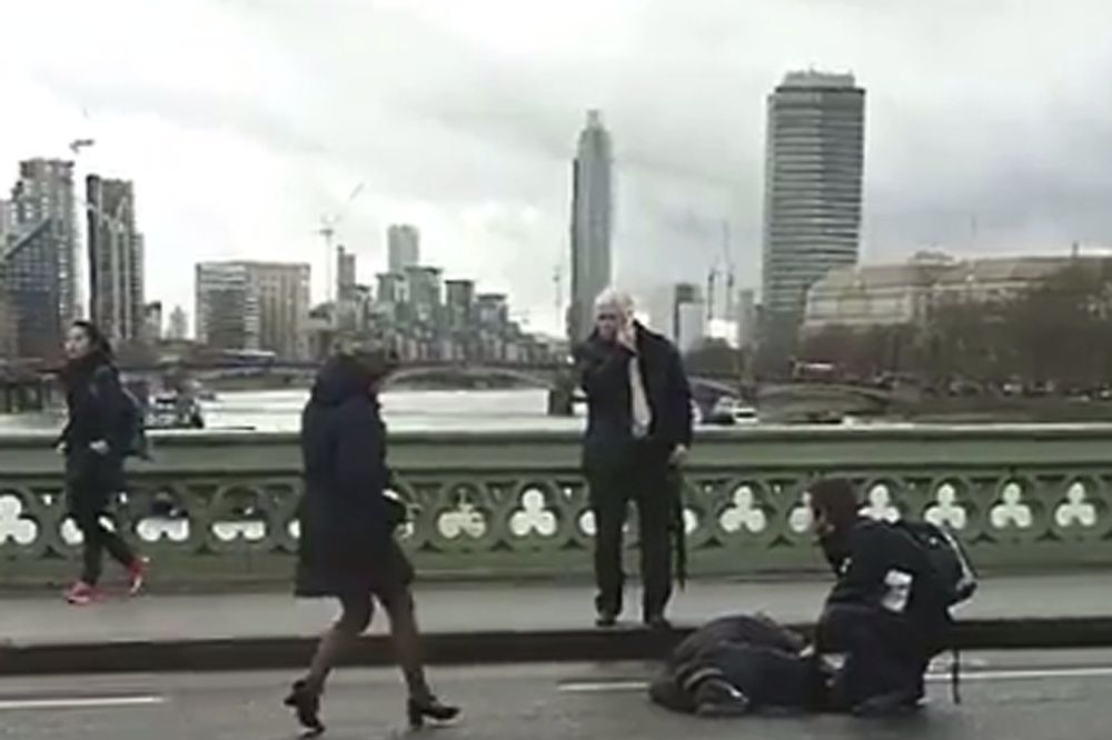 Captura de vídeo que muestra a varias personas mientras atienden a un herido.