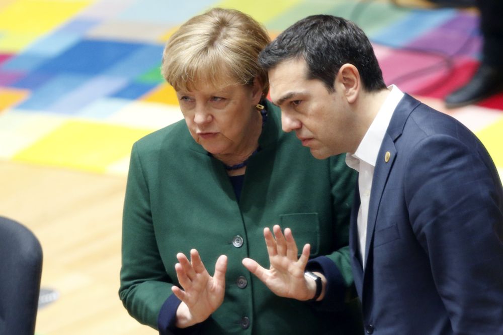 La canciller alemana, Angela Merkel (i), charla con el primer ministro griego, Alexis Tsipras.
