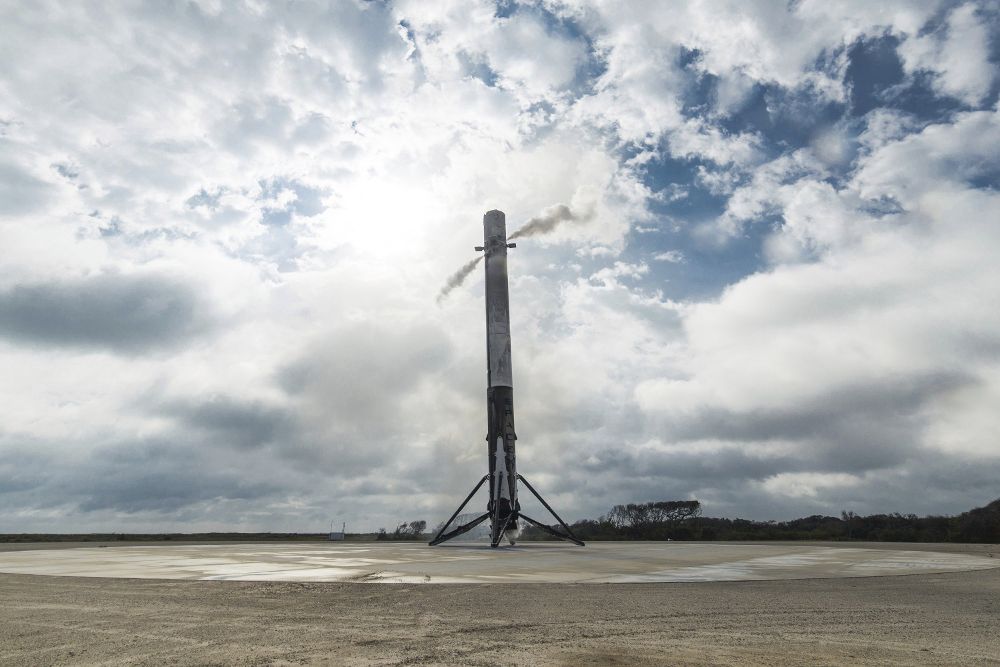 El cohete SpaceX Falcon 9 aterrizar en el Centro Espacial Kennedy de la NASA, en Florida (Estados Unidos).