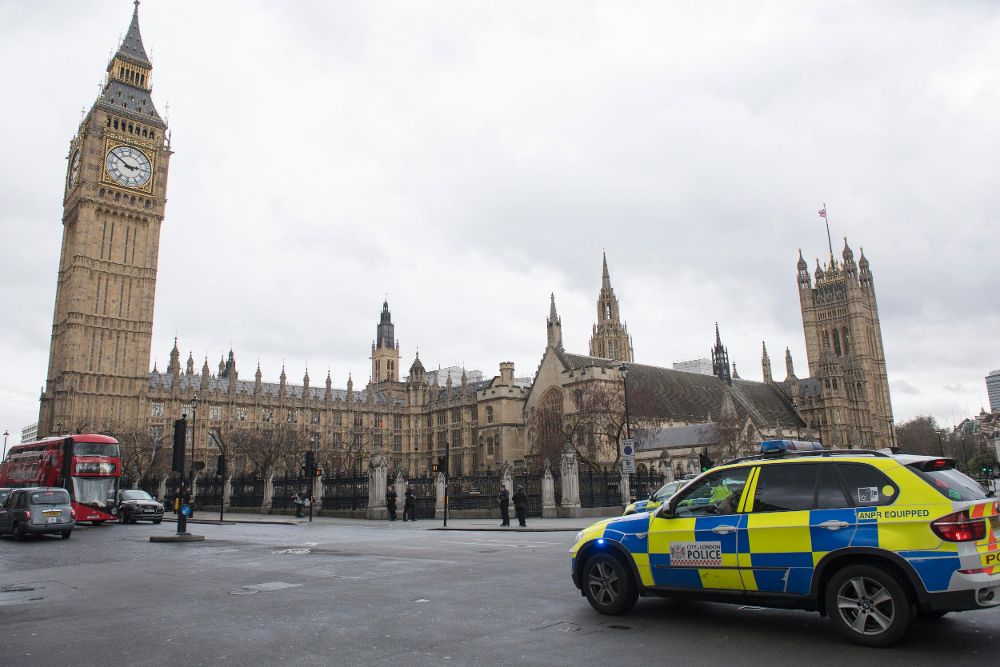 Agentes de policía británicos permanecen en guardia tras un tiroteo ante el Parlamento en Londres, Reino Unido.