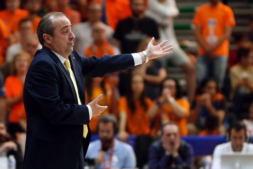 El entrenador del Iberostar Tenerife, Txus Vidorreta, reacciona durante el partido de la jornada 29 de la liga Endesa de baloncesto que disputan esta tarde contra el Valencia Basket en el pabellón Fuente San Luis.