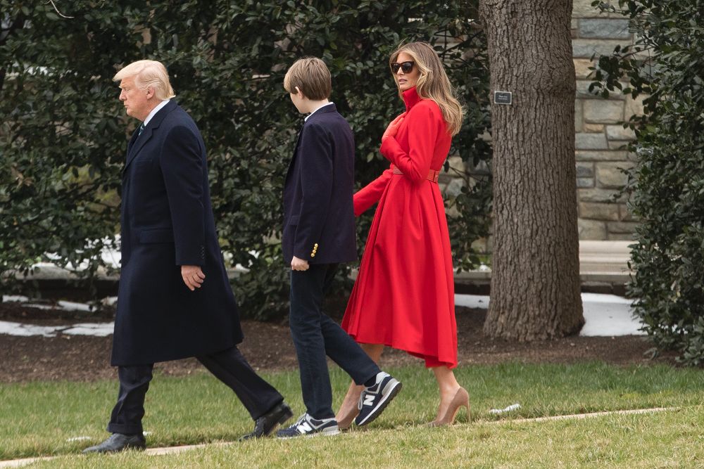 Donald J. Trump con su esposa Melania Trump y su hijo Barron parten de Washington hacia su residencia en Mar-a-Lago, en Florida, para pasar el fin de semana.