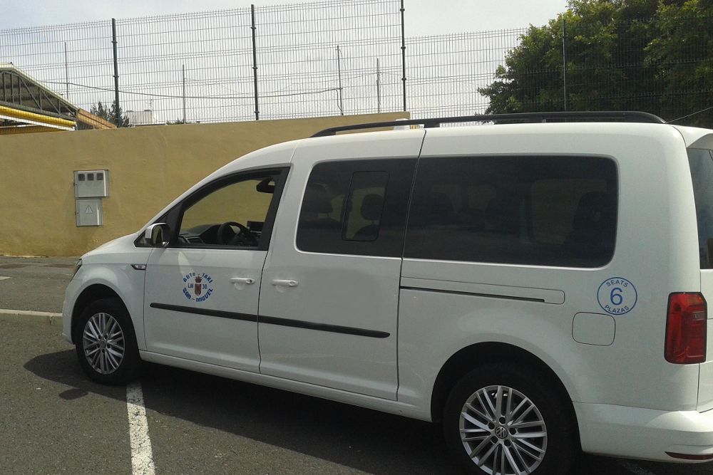 El taxi robado, abandonado junto al colegio Abona, en San Isidro, ayer por la mañana.