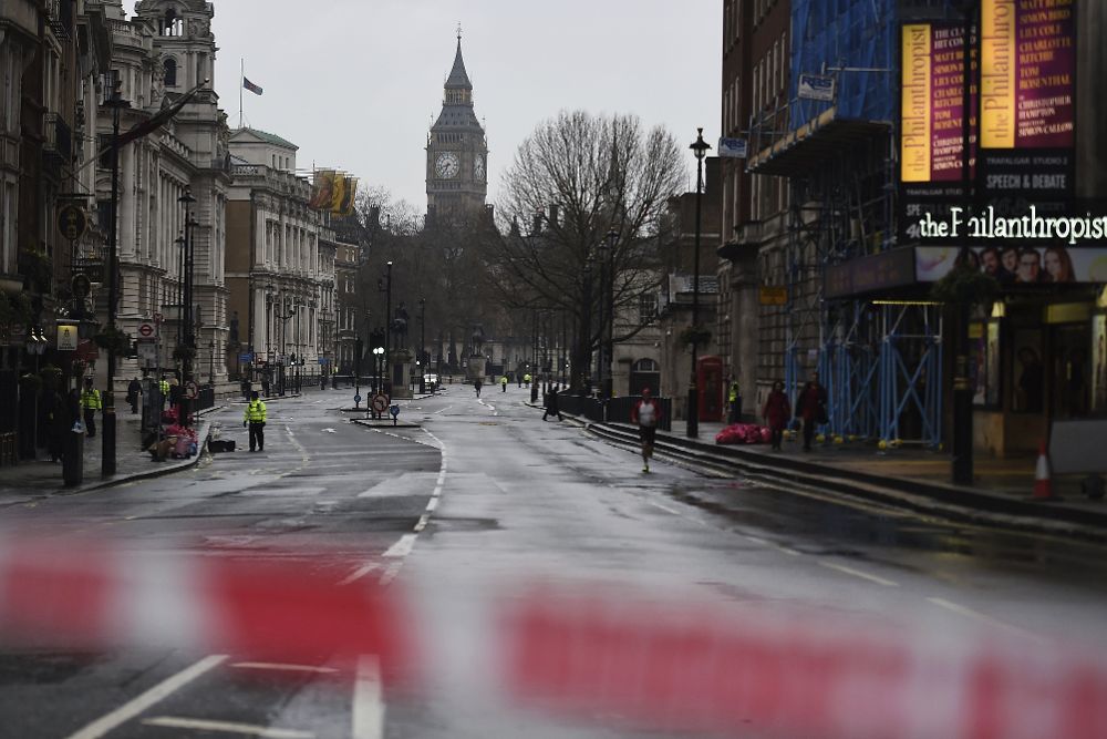 Un cordón policíal impide el acceso a la calle Whitehall en los alrededores del Parlamento de Londres hoy, 23 de marzo.