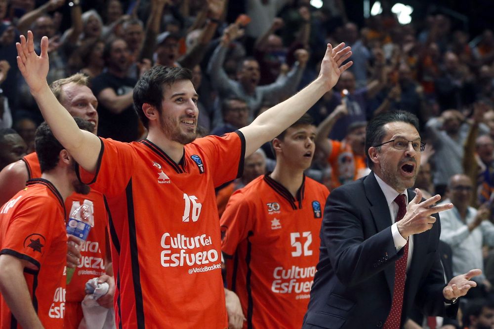 El entrenador del Valencia Basket, Pedro Martinez (d), durante el partido contra el Hapoel Jerusalem.