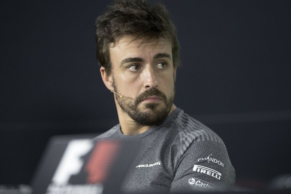 El piloto español de Fórmula Uno Fernando Alonso, de McLaren, ofrece una rueda de prensa en el circuito Albert Park en Melbourne.