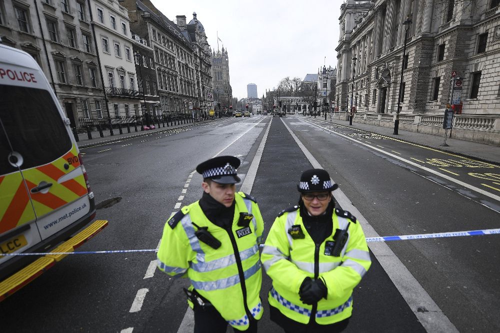 Miembros de la policía bloquean el acceso a la calle Whitehall, en Londres, hoy, jueves.