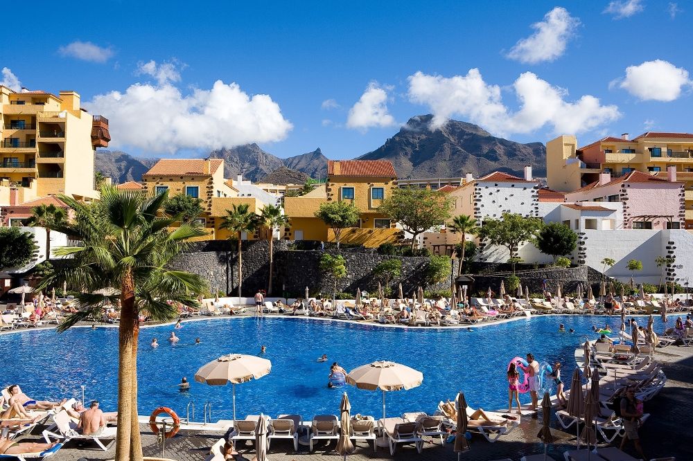 Turistas en la piscina de un hotel del sur de Tenerife.
