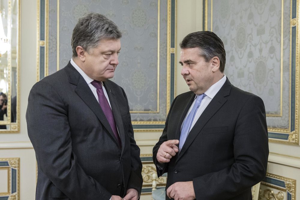 El presidente ucraniano, Petró Poroshenko (i), conversa con el ministro alemán de Exteriores, Sigmar Gabriel, durante una reunión en Kiev.
