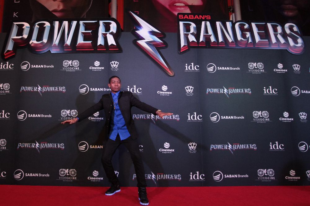 La actriz RJ Cyler posa durante el estreno de la película Power Rangers en México.