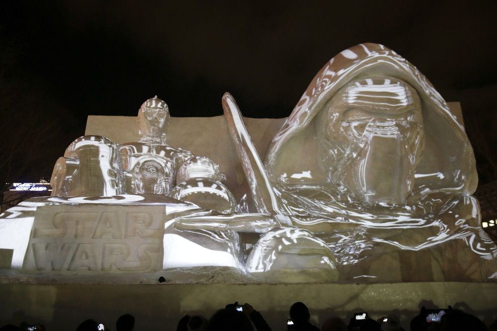 Vista de una escultura de hielo que representa a los personajes de la película "Star Wars", durante la 68 edición del Festival de la Nieve de Sapporo, Japón.