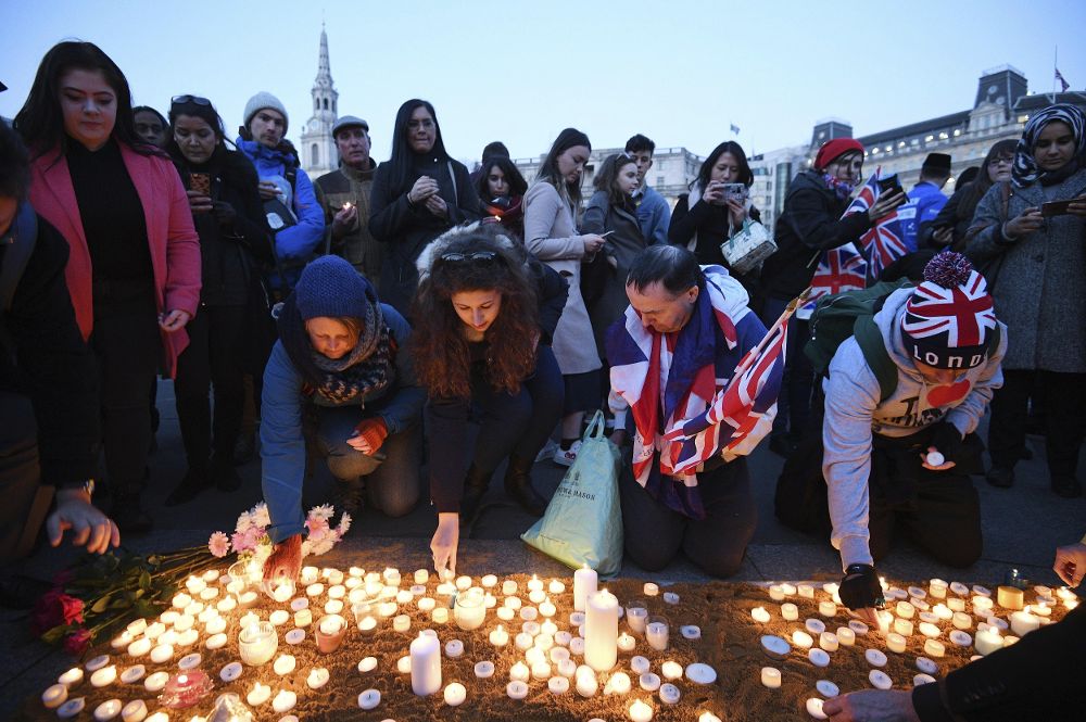 Cientos de ciudadanos participan en una vigilia en la Plaza Trafalgar en Londres, Reino Unido, hoy 23 de marzo de 2017. 