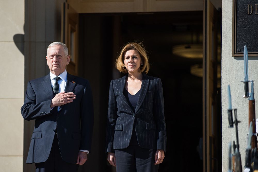 La ministra de Defensa de España María Dolores de Cospedal (d) y su homólogo de EEUU, James Mattis.