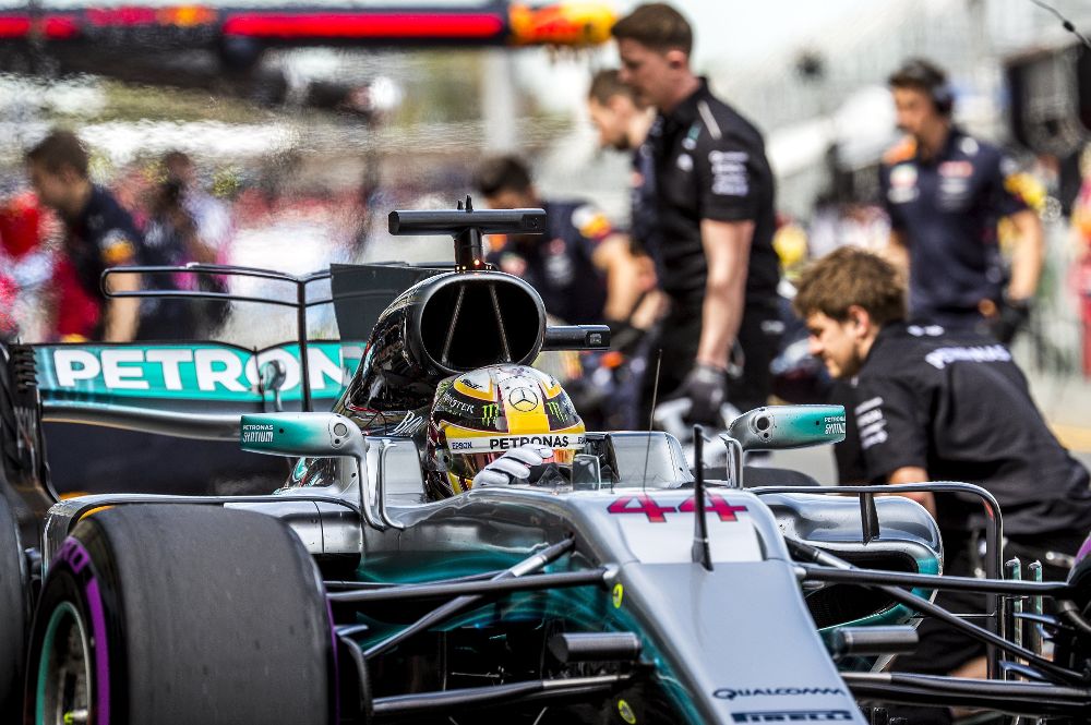 Lewis Hamilton, de Mercedes AMG, dirige su monoplaza durante la sesión de entrenamientos libres.