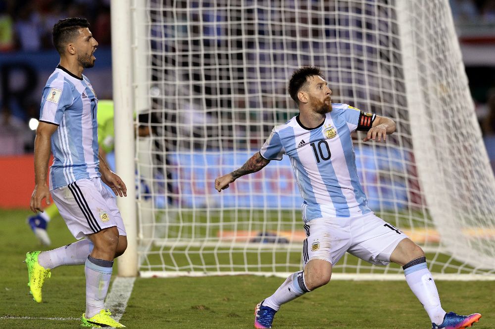 Messi (d) celebra su gol ante Chile.