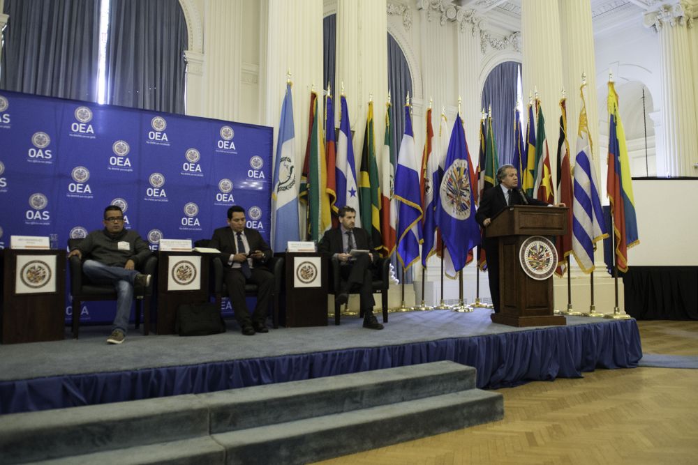 Fotografía cedida por la Organización de Estados Americanos (OEA), que muestra a su secretario general, Luis Almagro (d), mientras pronuncia el discurso de apertura de una mesa redonda con cuatro de las principales organizaciones no gubernamentales de Venezuela.