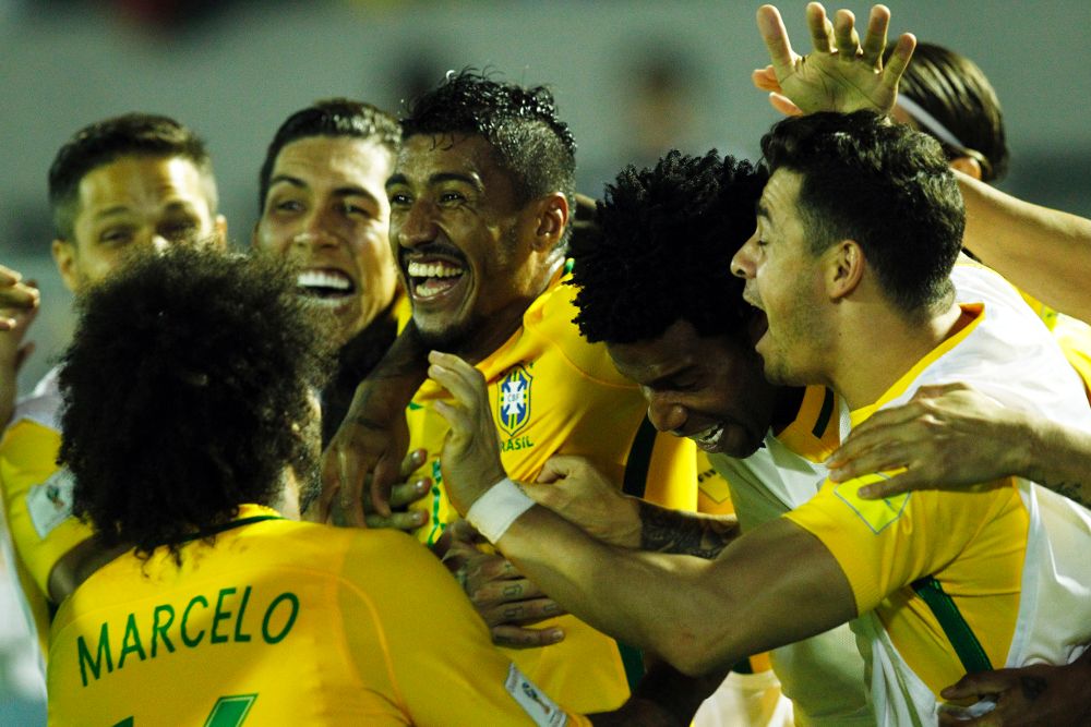Paulinho (c) celebra con sus compañeros tras anotar el tercer gol ante Uruguay.