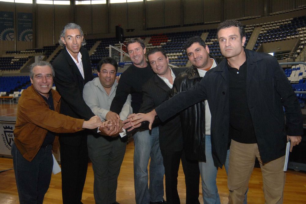 Sánchez Jover (2º i) con el fallecido Quico Cabrera (i) y otros compañeros y directivos en el pabellón de Santa Cruz en 2007.