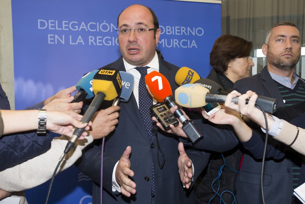 El presidente de Murcia, Pedro Antonio Sánchez, del PP, atiende a los medios de comunicación.