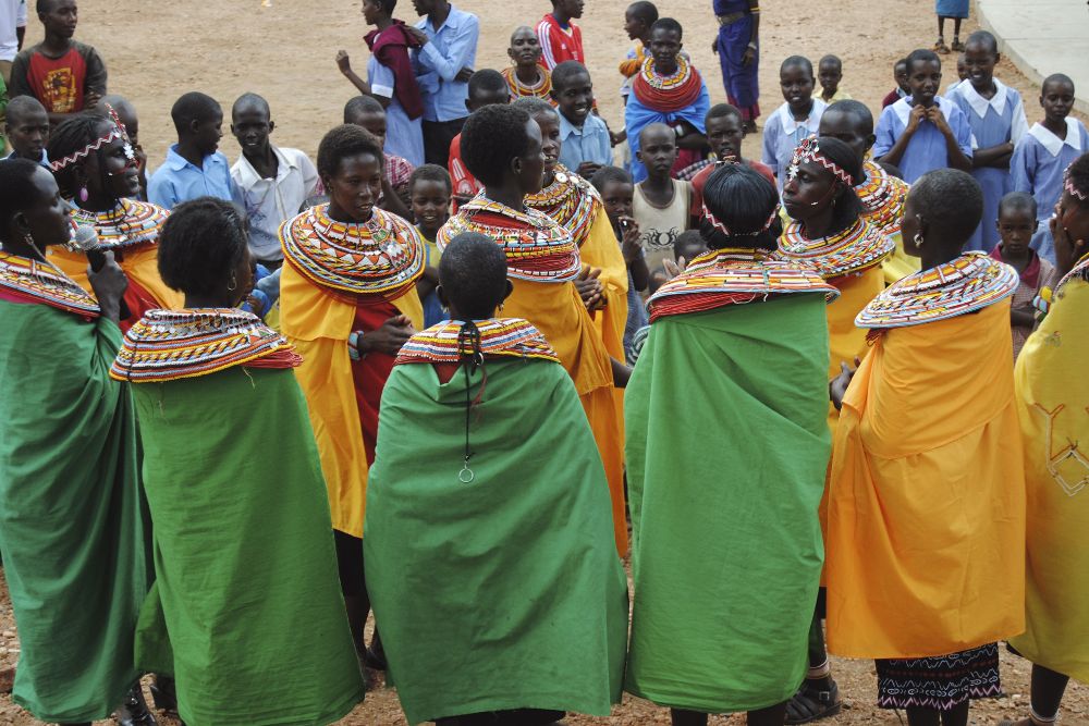 Niñas y mujeres de etnia samburu, una de las que más sufren la ablación en Kenia, escuchando una charla contra esta práctica, que persiste, sobre todo, en países africanos y árabes.