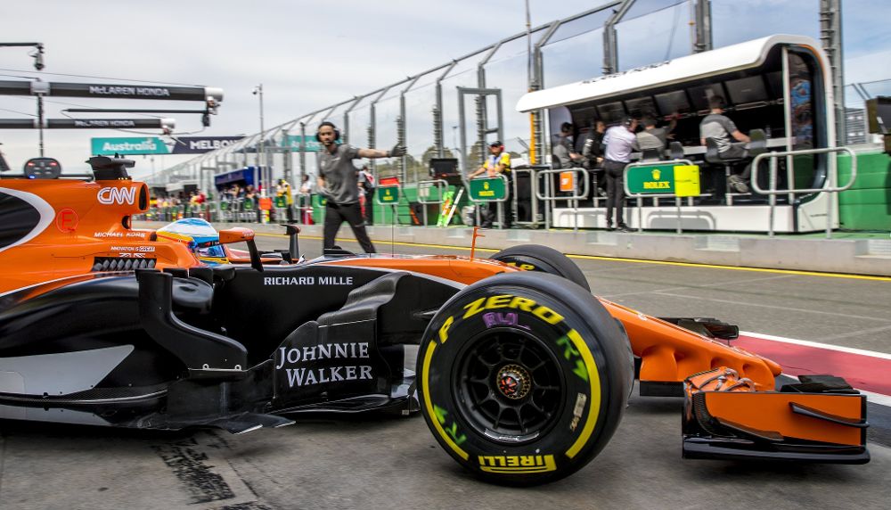 El piloto español de Fórmula Uno Fernando Alonso, de McLaren, dirige su monoplaza durante la sesión de entrenamientos libres celebrada en el circuito de Albert Park.