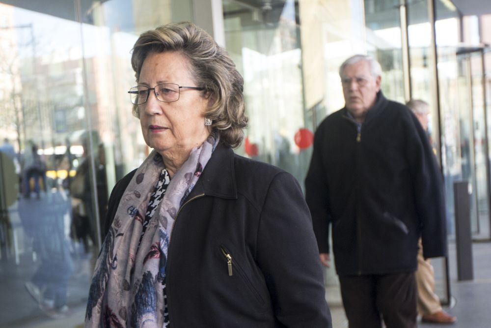 Mercedes Mir, esposa del exdirector gerente del Palau de la Música Jordi Montull (d), a su salida de la Ciutat de la Justicia de Barcelona.