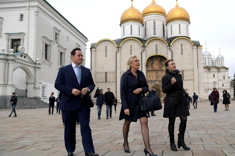 Marine Le Pen (c), visita la Catedral de Asunción en el Kremlin, hoy, viernes.