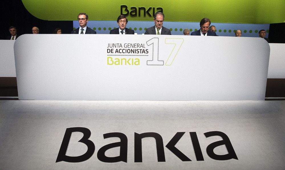 El presidente de Bankia, Jose Ignacio Goirigolzarri (2i), durante la junta de accionistas de la entidad.