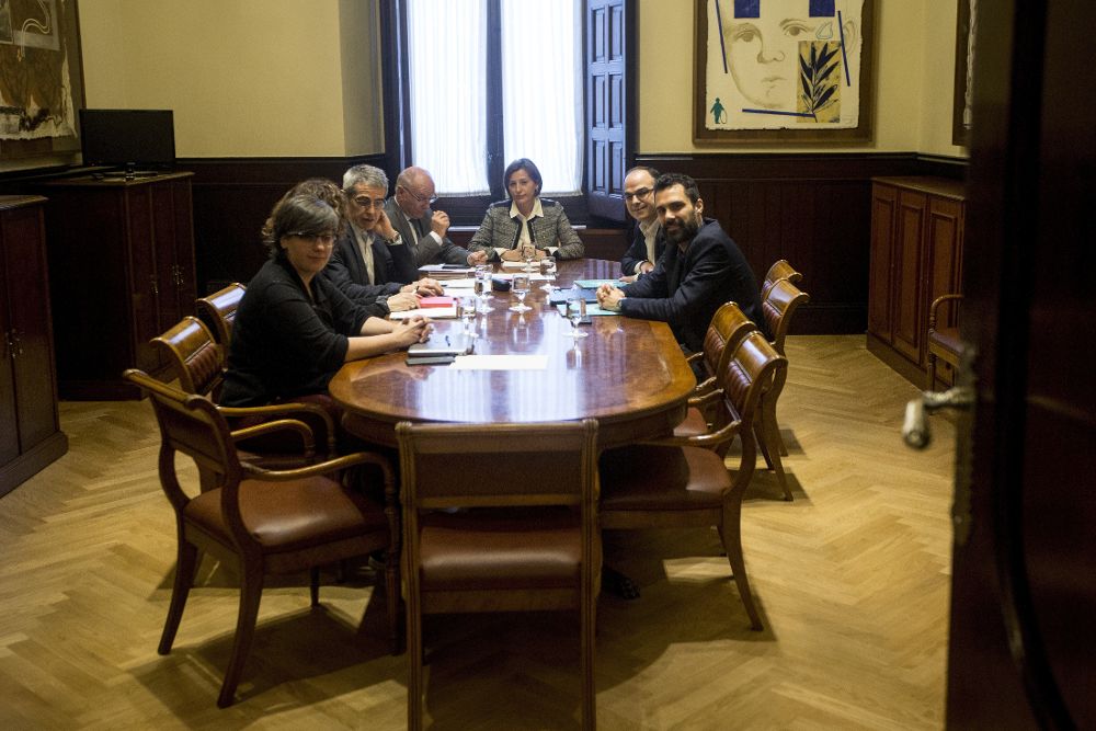 La presidenta del Parlament de Cataluña, Carme Forcadell (c), acompañada de los diputados de Junts pel Sí Jordi Turull (2d), y Roger Torrent (d) y de la CUP, Mireia Boya (i), el secretario general del Parlamento Xavier Muro (4i), y el letrado mayor, Antoni Bayona (3i), han culminado hoy en una sola sesión de unos 15 minutos los trabajos de la ponencia conjunta para reformar el reglamento del Parlamento catalán, con el fin de allanar el camino para aprobar de forma exprés las leyes de "desconexión" con el Estado.