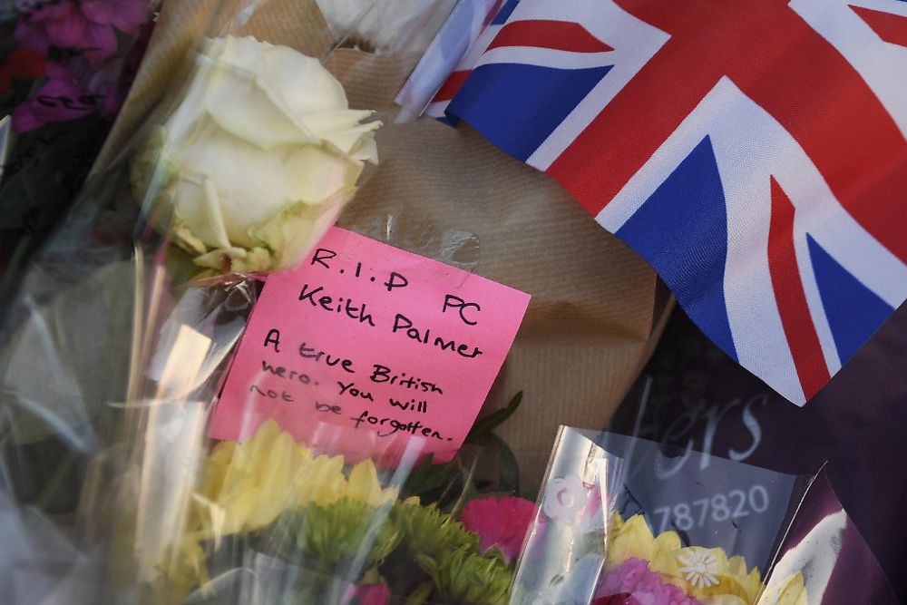 Vista de de las flores y los mensajes en el puente de Westminster junto al Parlamento donde se produjo el pasado miércoles el ataque terrorista en Londres.